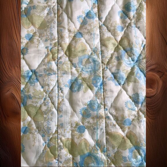 Vintage Blue Floral Bed Spread Light Wieght 106" x 92" - Picture 2 of 6